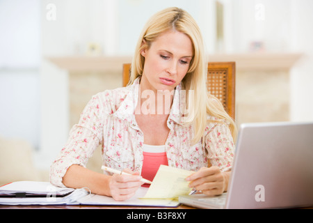Frau im Speisesaal mit Laptop lächelnd Stockfoto