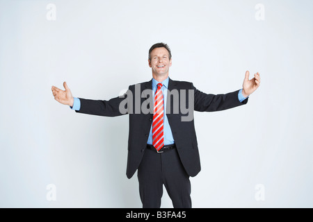 Studio-Porträt der Geschäftsmann mit ausgestreckten Armen Stockfoto