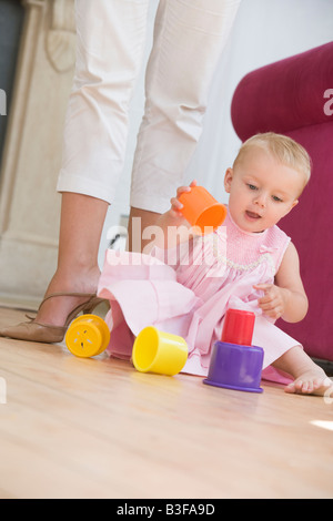 Mutter im Wohnzimmer mit Baby spielen Stockfoto