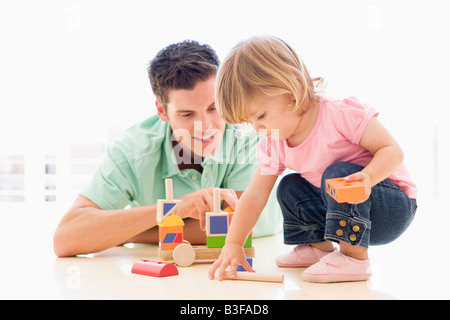 Vater und Tochter im Haus spielen und Lächeln Stockfoto
