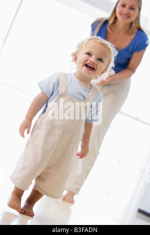 Mutter und Sohn im Haus lächelnd Stockfoto