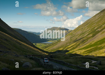 Auf der Suche nach unten Kirkstone Pass in Richtung Brüder Wasser und Platz fiel, Nationalpark Lake District, Cumbria, England UK Stockfoto