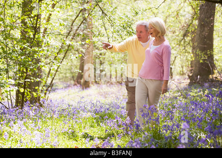 Paar zu Fuß im Freien zeigen und lächelnd Stockfoto