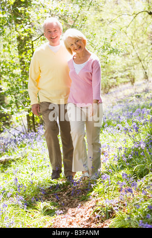 Paare, die im freien Lächeln Stockfoto