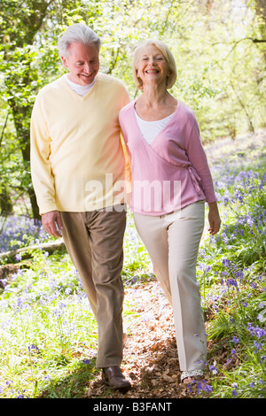 Paare, die im freien Lächeln Stockfoto