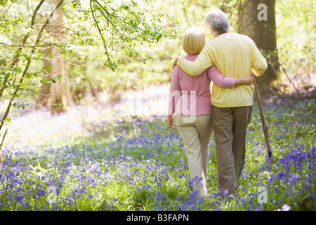 Paare, die im Freien mit Gehstock Stockfoto