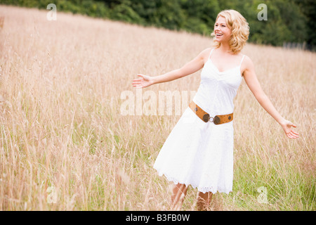 Frau stehend im freien Lächeln Stockfoto