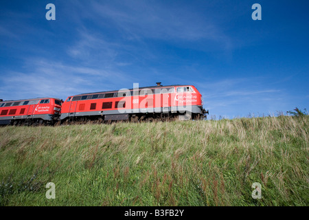 Autozug der Deutschen Bahn AG über den Hindenburgdamm die Insel Sylt mit dem Festland verbindet Stockfoto