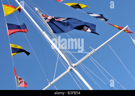 Yachting Segeln bunt eingefärbt Fahnen Penants gekleidet insgesamt bei der royal Yacht Squadron in Cowes auf der Isle Of wight Stockfoto