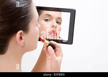 Junge Frau anziehen Make-up, Porträt Stockfoto