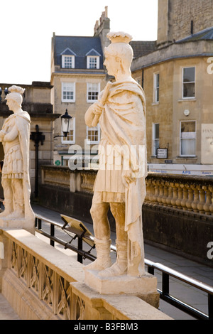Römische Statue auf der Terrasse der römischen Bäder, Bath, England. Stockfoto