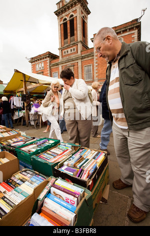 UK Derbyshire Chesterfield Marktplatz Menschen Surfen Nächstenliebe Krimskrams stall auf die alte Stadt-Wasserpumpe Stockfoto