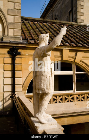 Römische Statue auf der Terrasse der römischen Bäder, Bath, England. Stockfoto