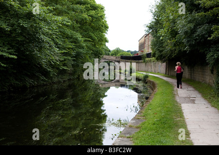 Läufer auf dem Kanal Treidelpfad Leeds und Liverpool Canal Leeds Bereich West Yorkshire UK Aug 2008 Stockfoto