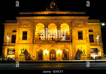 Das Royal Danish Theatre in der Nacht, Kongens Nytorv Kopenhagen Dänemark gebaut im Jahre 1748. Stockfoto