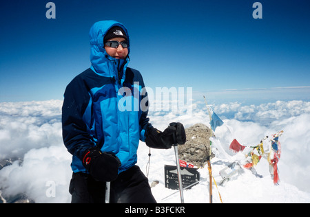 Bergsteiger auf dem Gipfel des Mt Elbrus (5642m), der höchste Berg Europas. Kabardino-Balkarien, Russland, Nord-Kaukasus Stockfoto