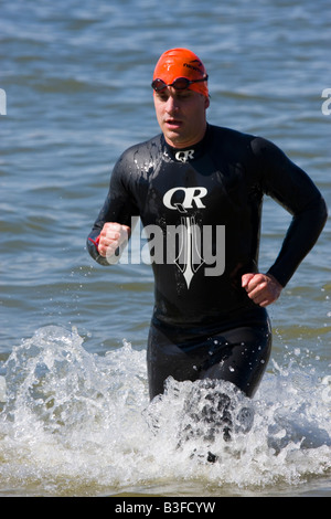 Schwimmer verlassen das Wasser bei der 2008 Suzuki s Newton 24 Stunden Triathlon Stockfoto