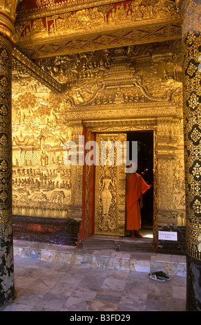 Gold vergoldet buddhistischen Reliefs an der Außenwand von der wichtigsten Halle des Wat Mai Suwannaphumaham, Luang Prabang, Laos. Stockfoto