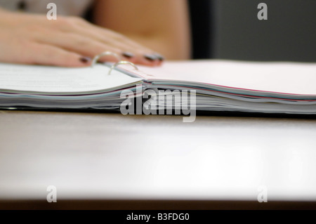 Lizenzfreie kostenlose Foto von Geschäftsfrau, Business-Plan für Ideen für die Zukunft finanzielle mit corporate Datei betrachten. Stockfoto