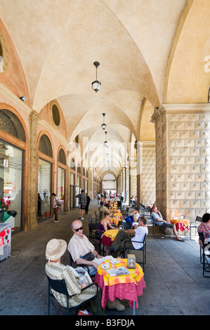 Cafe-Bar in einer Säulenhalle im historischen Zentrum, Piazza Maggiore, Bologna, Emilia Romagna, Italien Stockfoto