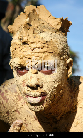 Karneval-Teilnehmer verkleidet als Mumie durchführen während Karneval Santo Domingo, Dominikanische Republik Stockfoto