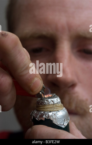 Mann Rauchen einer Crack-Pfeife Stockfoto