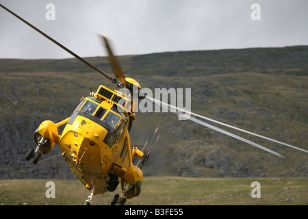 RAF Westland Sea King Rettungshubschrauber auf Ausbildung rescue Flug, Snowdonia National Park, Wales, Vereinigtes Königreich Stockfoto