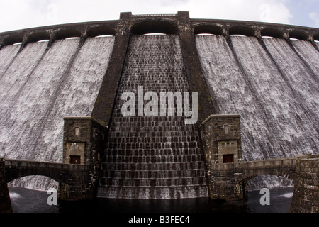 Claerwen Dam im Elan-Tal, Wales, mit Wasser oben übergreifen Stockfoto