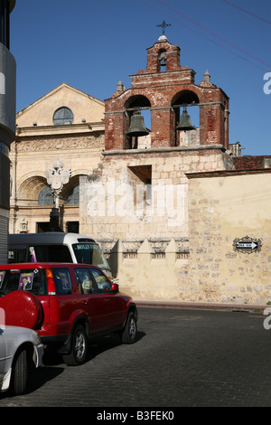 Glockenturm und der Kathedrale Santa Maria la Menor in der Zona Colonial von Santo Domingo, Dominikanische Republik Stockfoto