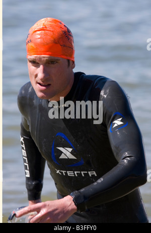 Schwimmer verlassen das Wasser bei der 2008 Suzuki s Newton 24 Stunden Triathlon Stockfoto