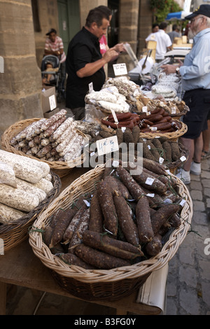 Salami und Schweinewürste zum Verkauf an den kontinentalen Markt von Saint Antonin Noble Val Aveyron-Frankreich Stockfoto