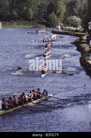 Und sie sind aus acht Rudern Boot Crews Start Oxford Achter Boot Rennen Themse Oxford England UK Mai 2005 NR Stockfoto