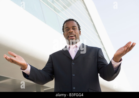 Geschäftsmann, stehen im Freien durch Gebäude mit Händen, Lächeln Stockfoto