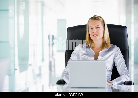 Geschäftsfrau im Büro mit einem laptop Stockfoto