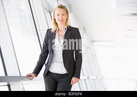 Geschäftsfrau im Korridor lächelnd stehen Stockfoto