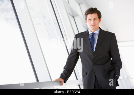 Geschäftsmann, stehen im Flur Stockfoto