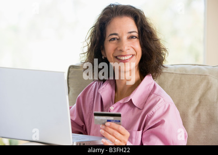 Frau mit einem Laptop-Computer, einen Online-Kauf mit Kreditkarte Stockfoto