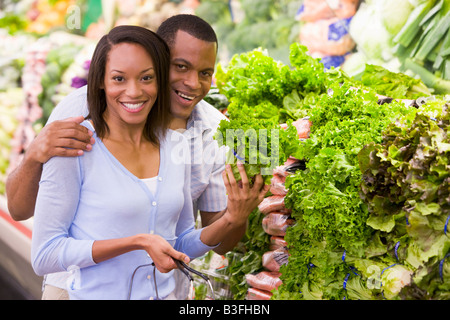 Junges Paar für Salat in einem Lebensmittelgeschäft Einkaufen Stockfoto