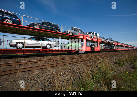 Autozug der Deutschen Bahn AG über den Hindenburgdamm die Insel Sylt mit dem Festland verbindet Stockfoto