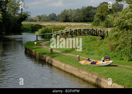 Kajak und Ausrüstung am Ufer Triggs Schloss, Fluss Wey Navigation, Surrey, England, Stockfoto