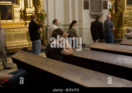 Junge Frau beten in einer Kirche in Krakau Polen Stockfoto