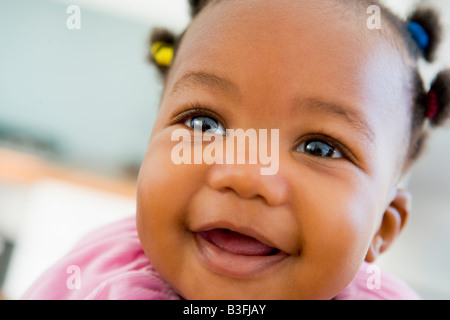 Baby im Haus lächelnd Stockfoto