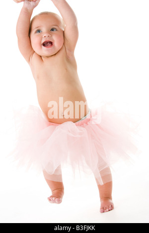 Baby stehend im tutu Stockfoto