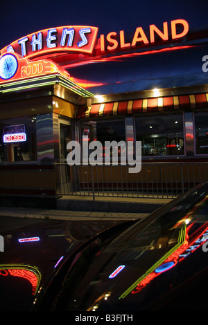 Auto vor alten altmodischen American Diner Birmingham Michigan Stockfoto