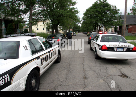 Grosse Pointe Park Polizeiautos über die Grenze in Detroit Michigan Stockfoto