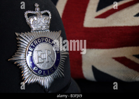 London Metropolitan Police Bobby Helm und britische Flagge Stockfoto