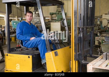 Lagerarbeiter in Gabelstapler Stockfoto