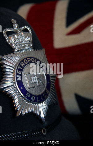 London Metropolitan Police Bobby Helm und britische Flagge Stockfoto