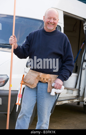 Klempner stehend mit van lächelnd Stockfoto