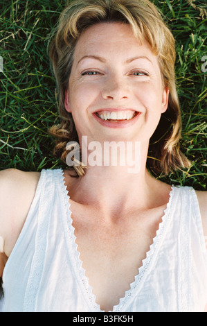 Frau liegend im freien lächelnd Stockfoto